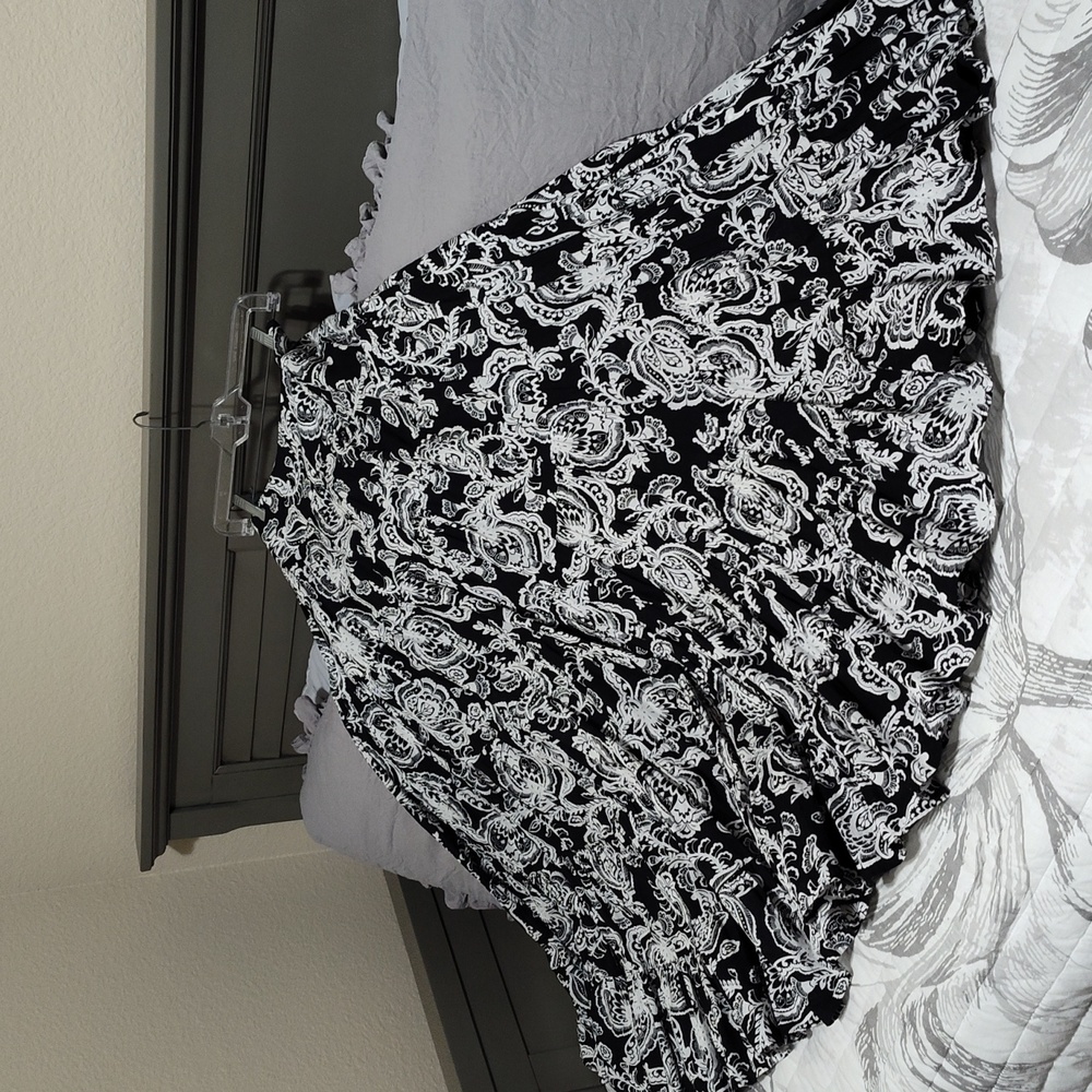 Jones New York Black and White Patterned Broomstick (Tiered) Skirt, Size 12 - Picture 2 of 5